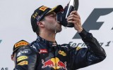 F1: Ricciardo vince in Malesia e brinda con la scarpa